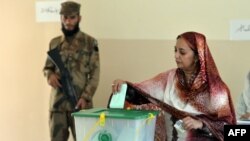 په ۲۰۱۳ز کال کې هم پوځي سرتېرو د ووټ مرکزونو دننه او بهر د امنیت چارې سمبالولې