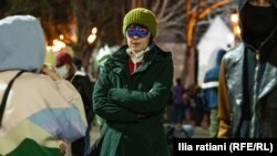 საპროტესტო აქციის მონაწილე ნიღბით, 2025 წლის მარტი