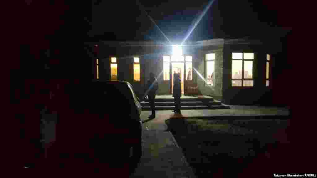 Адвокат Улан Жумаков окуяга байланыштуу тартип коргоо органдары Аида Салянованын коопсуздугун камсыздашы керектигин Фейсбуктагы баракчасына жазды.&nbsp;Аида Салянова&nbsp;парламенттеги оппозициялык "Ата Мекен" фракциясынын депутаты, экс-башкы прокурор. 10-октябрда Бишкектин Ленин райондук соту Салянованы "кызматынан кыянатчылык менен пайдаланган" деп таап, беш жылга эркинен ажыратуу жана үй-мүлкүн конфискациялоо чечимин чыгарган. Депутат жазасын кийинчерээк - наристеси 14 жашка чыккандан соң өтөйт. Сот өкүмүнө Аида Салянова өзү жана анын адвокаттары макул эместигин дароо билдиришип, өкүмдү жокко чыгаруу арызын шаардык сотко жолдошкон. Чечимди Салянова жана анын өнөктөштөрү саясий куугунтук деп баалап келишет.