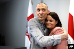 Освобожденный Сергей Тихановский с женой Светланой