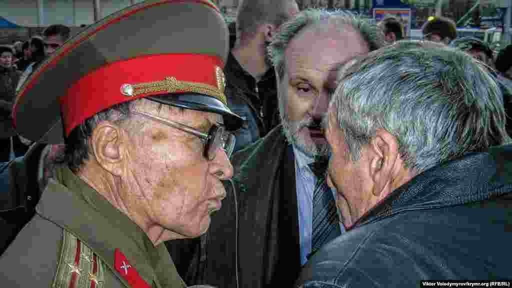 Aktsiya iştirakçilerinen qarşı çıqqanlarnıñ ara-sıra aytışmaları ola edi. Bu sürette "Sovet zabitler birligini"niñ vekili ukraina tarafdarı olğan faalcinen davalaşa