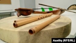 Дәф һәм аның өстенә куелган курайлар