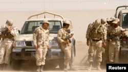 Iranski policajci za borbu protiv narkotika štite se od pijeska koji nanosi vjetar ispred policijske barake na granici s Afganistanom. (fotoarhiva)