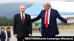 Trump l-a întâmpinat personal pe Putin la sosire, pentru care a fost întins covorul roșu. 