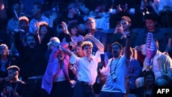 Publiku para fillimit të gjysmëfinales së dytë të Konkursit Evropian të Këngës 2025, në arenën St. Jakobshalle në Bazel, më 15 maj 2025.