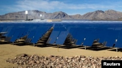 АКШнын Мохаве чөлүндөгү күндун кубатын электр энергиясына айлантчу күзгү панелдер. 13-февраль 2014