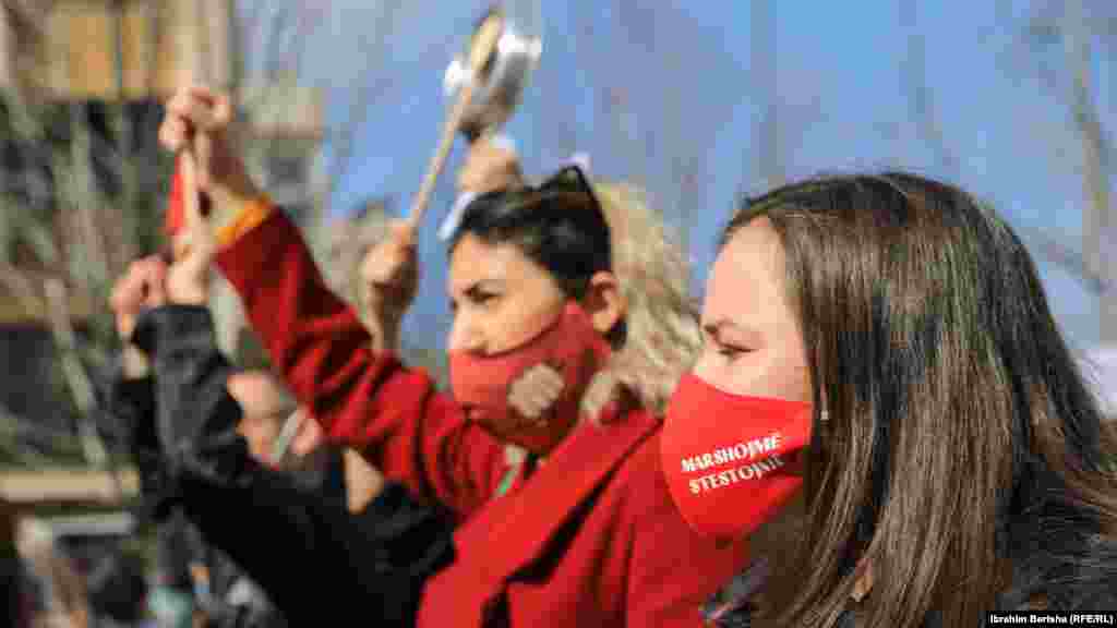 Ky marsh u mbajt në kohë pandemie, andaj edhe pjesëmarrësit kishin maska për t'u mbrojtur nga koronavirusi.&nbsp;