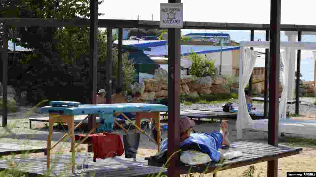 Kölgede massajcı müşterilerini bekley