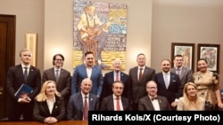 რიჰარდს კოლსი, როჯერ უიკერი, ჟიგიმანტას პავილიონისი და სხვები