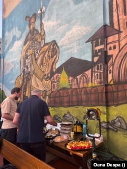 Mihai Viteazu „păzește” platourile de mâncare pe care AUR le-a pus la dispoziția ziariștilor.