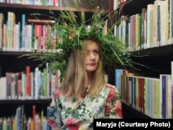 Марыя падчас адзначэньня дня народзінаў Васіля Быкава ў купальскую пару