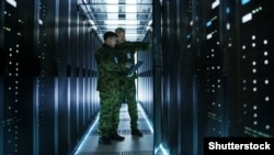 Imagine generică reprezentând doi militari într-un centru de stocare a datelor. Ofensiva cibernetică împotriva Ucrainei a început din 2014, anul anexării ilegale a Crimeii de către Rusia, spun specialiștii ucraineni.