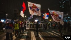 Protestë përpara selisë së dikurshme të Ushtrisë Jugosllave në Beograd, e dëmtuar nga bombardimet. 24 mars 2025.