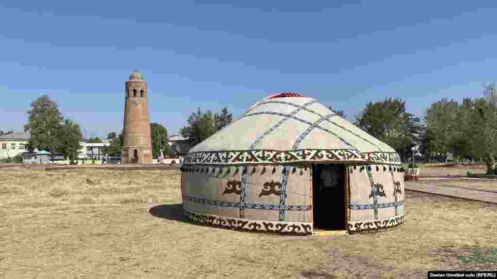 "Өзгөн-Мунара-2021" фестивалына катышкан мамлекет башчысы иш-чаранын уюштуруучуларына элдин руханий, маданий жана адеп-ахлактык өнүгүүсүнө кошкон салымы үчүн ыраазычылык билдирди.