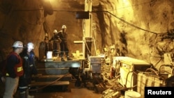 "Кумтөр" алтын кениндеги жумушчулар, 1-июнь, 2011.