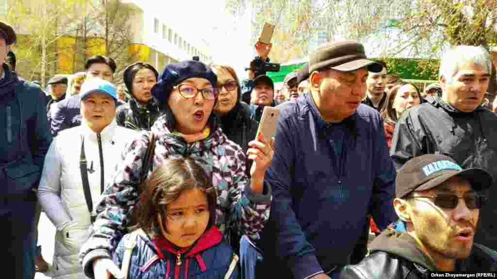 Наразылыққа жиналғандар "Тоқаев біздің президент емес. Нұр-Сұлтан біздің қала емес" деп айғайлап, ұрандатты. Нұр-Сұлтан, 1 мамыр 2019 жыл.&nbsp;