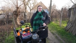 Lucrătoarea socială care merge cu tricicleta la bătrâni