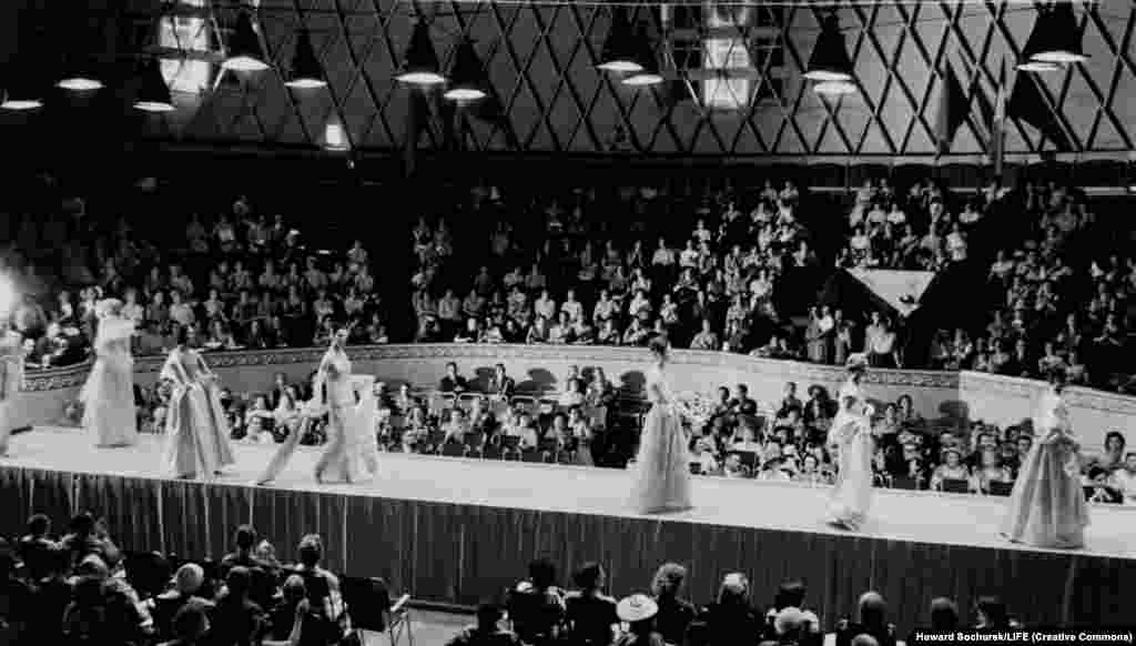 Основна мета цього візиту &ndash; показ останньої колекції (на фотографії). Після смерті Сталіна СРСР на короткий час почав відкриватися для зовнішнього світу