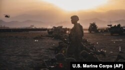 Американски војници пред да го напуштат меѓународниот аеродром Хамид Карзаи, во Кабул, август 2021 година