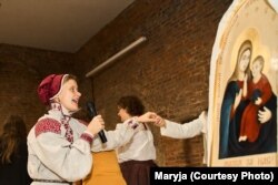 Марыя паказвае беларускія традыцыйныя танцы