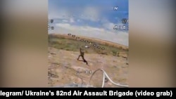 Imagine oferită de Brigada 82 Aerotransportată din Ucraina, care conduce contraofensiva împotriva unităților rusești de infiltrare ce au străpuns recent linia defensivă la nord de orașul Pokrovsk, oraș din estul țării.