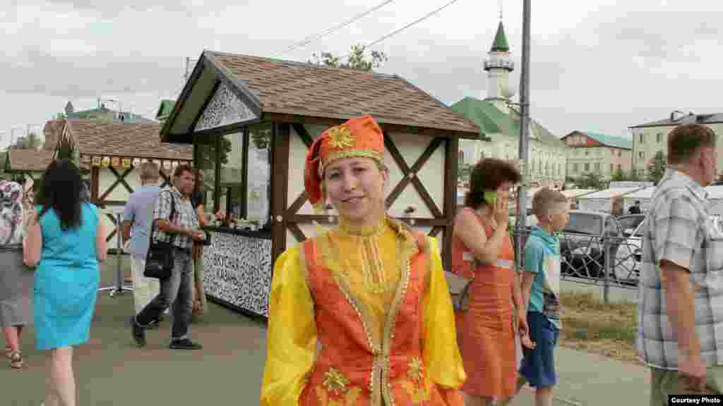 "Тәмле" фестивален бизәүче милли киемле туташ