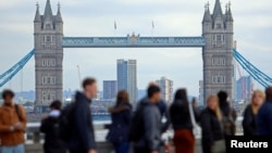 Oameni pe London Bridge, privind spre Tower Bridge, Londra, 25 octombrie 2023. În Anglia, speranța de viață a crescut cel mai puțin în ultimii ani, din cauza creșterii deceselor cauzate de boli cardiovasculare.