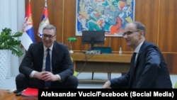 Președintele sârb Alexandr Vučić și noul premier Djuro Macut