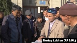 Репатрианты из Китая, обеспокоенные судьбой оставшихся в Китае родных, пришли к представительству МИД в Алматы. 24 октября 2017 года.