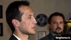 Алишер Саипов  "Фергана" агенттигинин директору Даниил Кислов менен.  "Фергананын" Оштогу кеңсесинин ачылышында тартылган сүрөт. 2006-жыл, сентябрь.