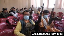 Civilii afgani se alătură războiului și promit că vor lupta alături de forțele de securitate afgane pentru a-și apăra teritoriile ocupate de talibani.