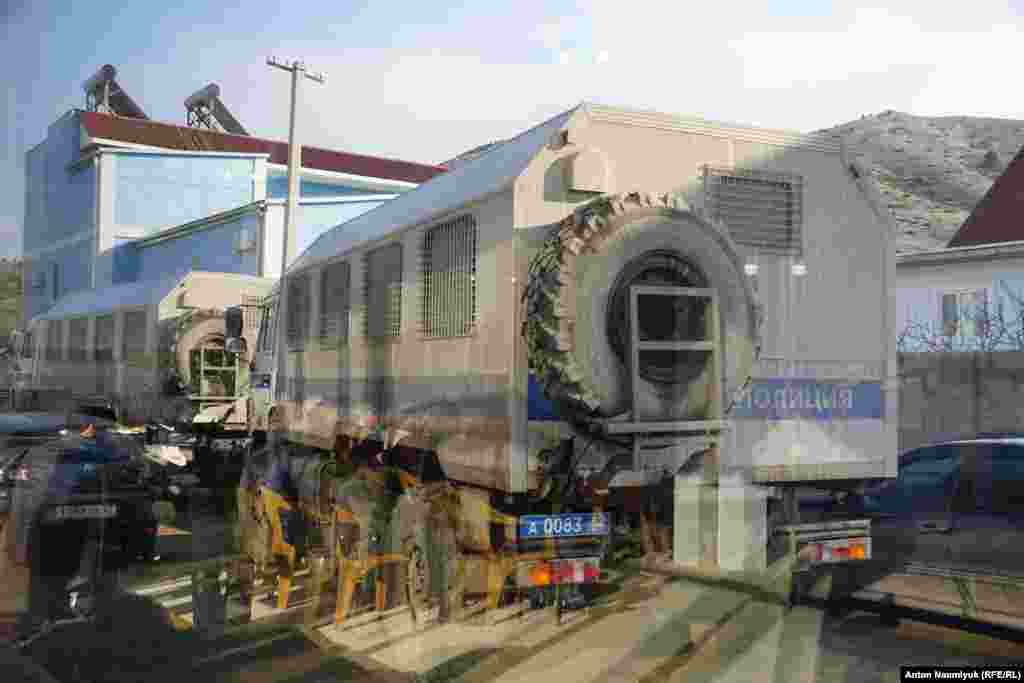 Посеред засідання один із місцевих активістів перервав промову адвоката і сказав: &laquo;Я прошу не хвилюватися, але до нас під'їжджають автозаки&raquo;