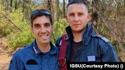 Florin și Spiros, doi pompieri, unul român, celălalt grec, în misiune în insula Evia, Grecia