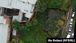 ბარნოვის ქუჩის ღრმა ქვაბულში, სადაც ადრე მშენებლობა იგეგმებოდა, საყოფაცხოვრებო და კანალიზაციის წყალი ჩაედინებოდა. ამჟამად ის დაჭაობებულია. 19 სექტემბერი, 2025