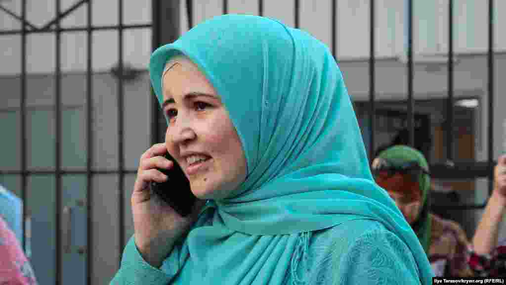 Кримськотатарська активістка і правозахисниця Лутфіє Зудієва біля будівлі суду, де проходить черговий процес над групою кримських татар-мусульман. Сімферополь, 30 травня 2019 року. Автор фото &ndash; Ілля Тарасов (ім'я та прізвище з міркувань безпеки змінені)&nbsp;
