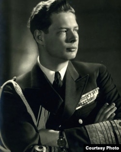 Regele Mihai a revenit la tron la 6 septembrie 1940, după ce tatăl său Carol al II-lea a renunțat la domnie pe fondul catastrofei politice generate de pierderile teritoriale imense din acel an. A abdicat din cauza amenințării guvernului pro-sovietic că vor ucide o mie dintre tinerii arestați cu ocazia manifestației în favoarea sa, de Sf. Mihail și Gavril, din 8 noiembrie 1945, din timpul grevei regale.