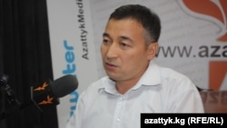 Өмүрбек Жанакеев "Азаттыктын" студиясында, 2011-жылдын 9-сентябры.