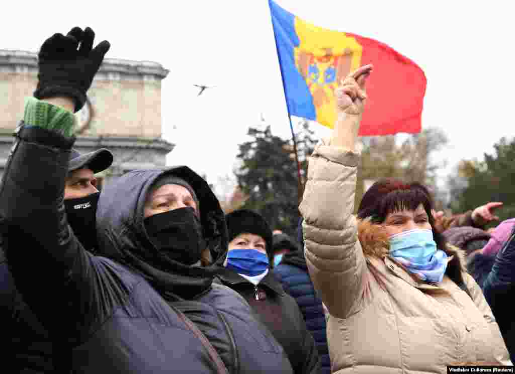 Росія і проросійські сили в Молдові висловлюють невдоволення низкою позицій Маї Санду, серед яких і її вимога до Росії вивести всі свої війська зі сепаратистського регіону Придністров&rsquo;я. На фото:&nbsp;Прихильники обраної президентки Молдови Маї Санду під час мітингу біля будинку Уряду в Кишиневі, Молдова, 6 грудня 2020 року