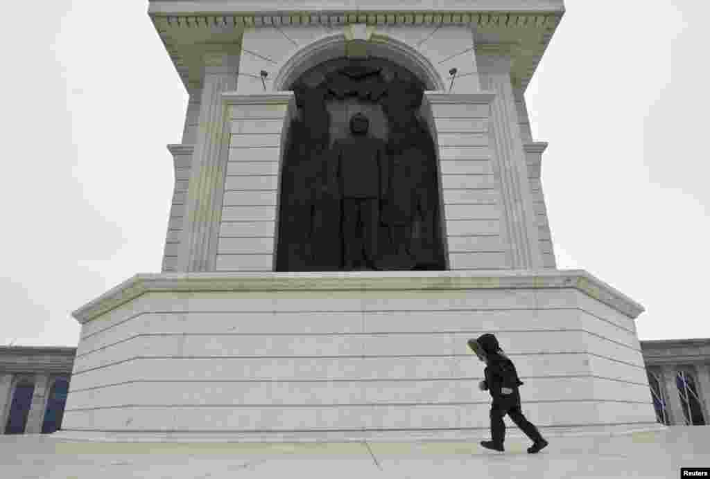 1995 жылдың сәуірінде өткізілген президенттің өкілеттігін ұзарту жөніндегі референдумды қоса алғанда, Қазақстанда 1995 жылдан бастап өткізілген президенттік және парламенттік сайлаулар Еуропадағы қауіпсіздік және ынтымақтастық ұйымы сияқты халықаралық ұйымдар тарапынан демократия стандарттары мен Қазақстанның халықаралық міндеттемелеріне сәйкес деп танылмаған. Суретте: Астанадағы "Қазақ елі" монументіндегі президент Нұрсұлтан Назарбаевтың бейнесі.