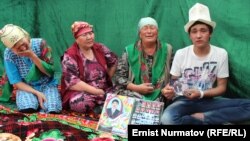 Родственники погибшего солдата Абубакира Абдыласа, 26 июня 2012

