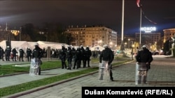 Policija ispred šatorskog naselja "Ćacilend" kod Narodne skupštine Srbije blizu koje Dijana Hrka štrajkuje glađu