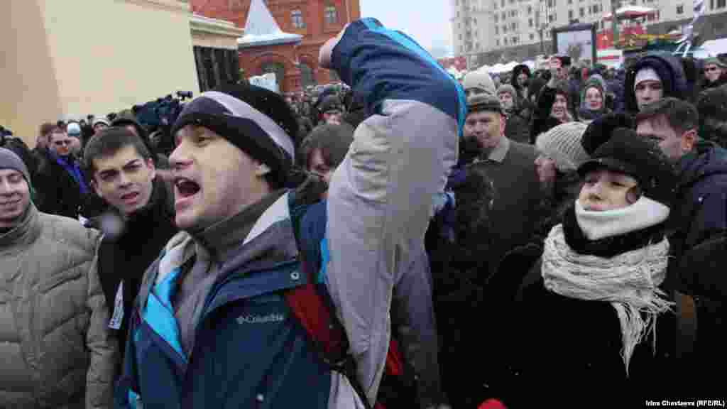 Люди водили хоровод и выкрикивали "Путин, лыжи, Магадан"