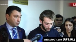 Эдуард Шармазанов (слева) и Давид Петросян беседуют с журналистами, Ереван, 15 ноября 2017 г.