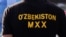 Мужчина в футболке с надписью: «Служба национальной безопасности Узбекистана».