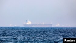 تصویر آرشیوی از یک نفتکش در حال عبور از تنگه هرمز