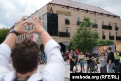 Прайд сутыкнуўся з апазыцыяй з боку хрысьціянскіх арганізацый. Яе прадстаўнікі акрапілі калёну сьвятой вадой.