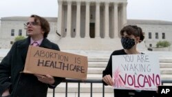 Un grup de protestatari, adunați în fața Curții Supreme a Statelor Unite ale Americii, 3 mai 2022.