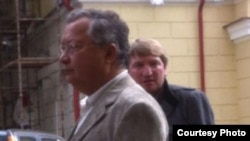 Жаныш Бакиев и Рустам Сайдуев. Фото сделано членом общественной организации «Говори правду» Михаилом Пашкевичем. Минск, 17 августа 2012 года.