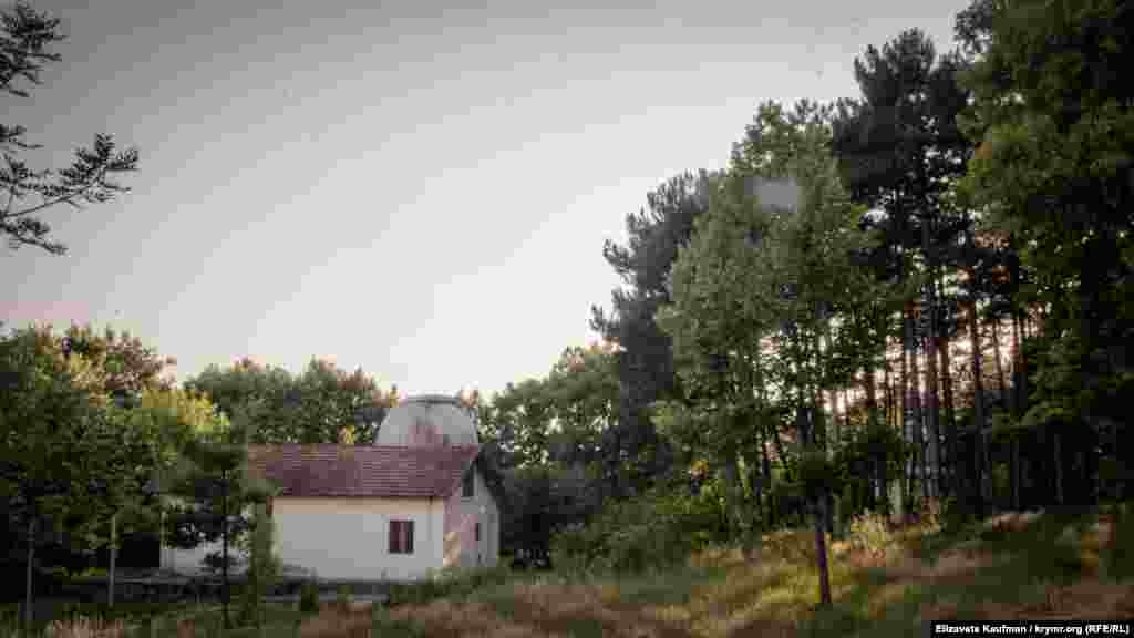 Менісковий телескоп Дмитра Максутова побудували на ленінградському оптико-механічному об'єднанні в 1950 році. З його допомогою було отримано близько 100 тисяч фотографій Марса в 4 і 10 спектральних смугах, що дало можливість спостерігати за рухом марсіанських хмар. У 1971 році вчені КрАО стали піонерами в спостереженнях початку масштабного пилового шторму на Марсі. На телескопі спостерігали слабкі зірки, астероїди, комети та інші об'єкти. У 2014 році на нього було встановлено ПЗС камера з набором UBVRI (фотометрична система) фільтрів, і почалися систематичні спостереження транзитів екзопланет