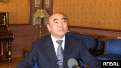 Аскар Акаев "Азаттыктын" суроолоруна жооп берүүдө, 2010-жылдын 23-марты.